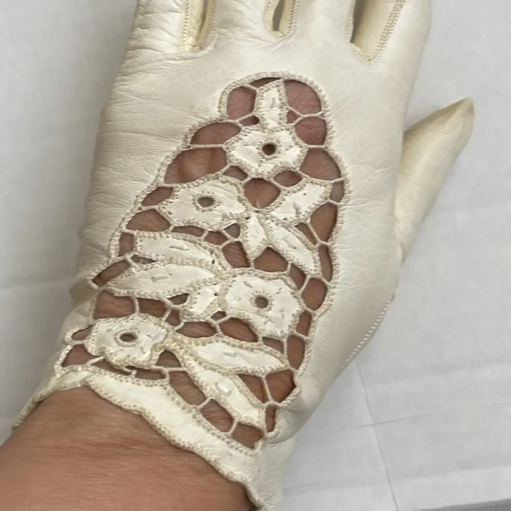 Vtg‎ cream colored leather gloves with lace detail